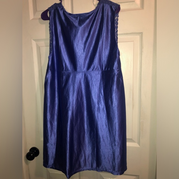 - Size L lightweight nightgown, periwinkle blue with lace top - Picture 2 of 3
